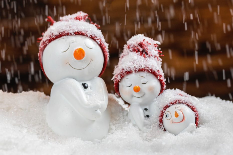 snowman family with red hats