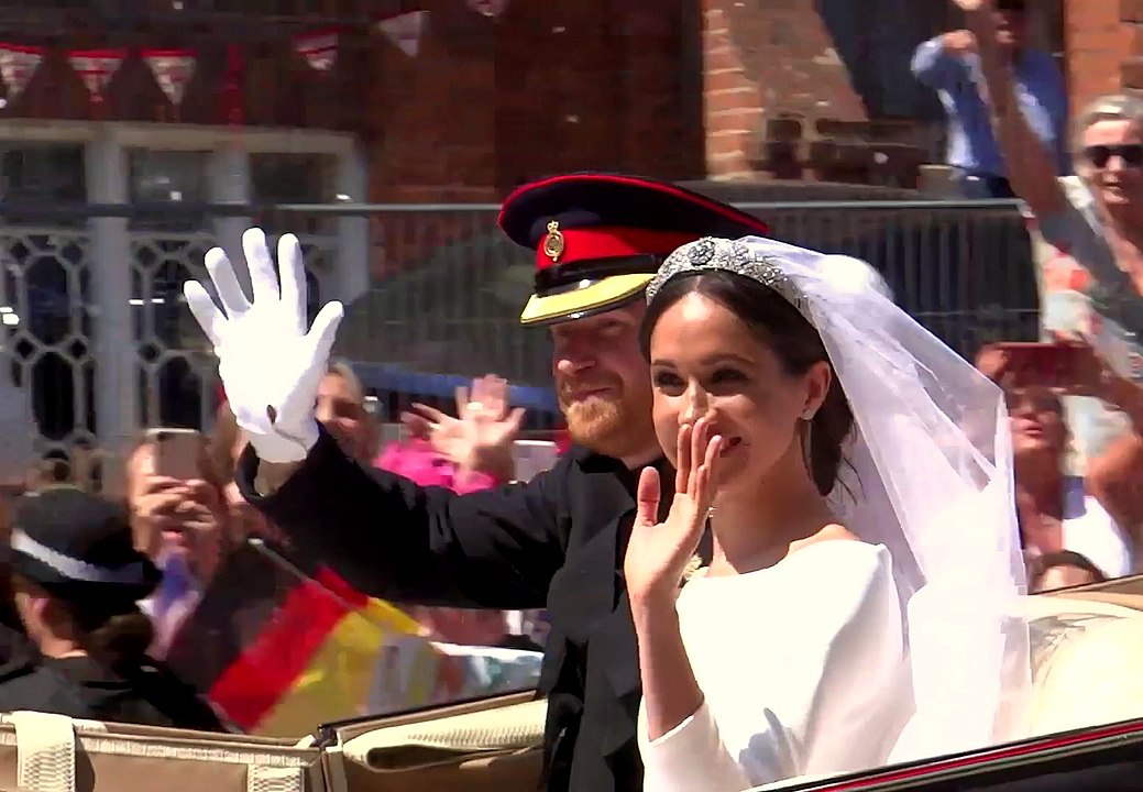 Prince_Harry_and_Meghan’s_carriage_procession_through_streets_of_Windsor_05